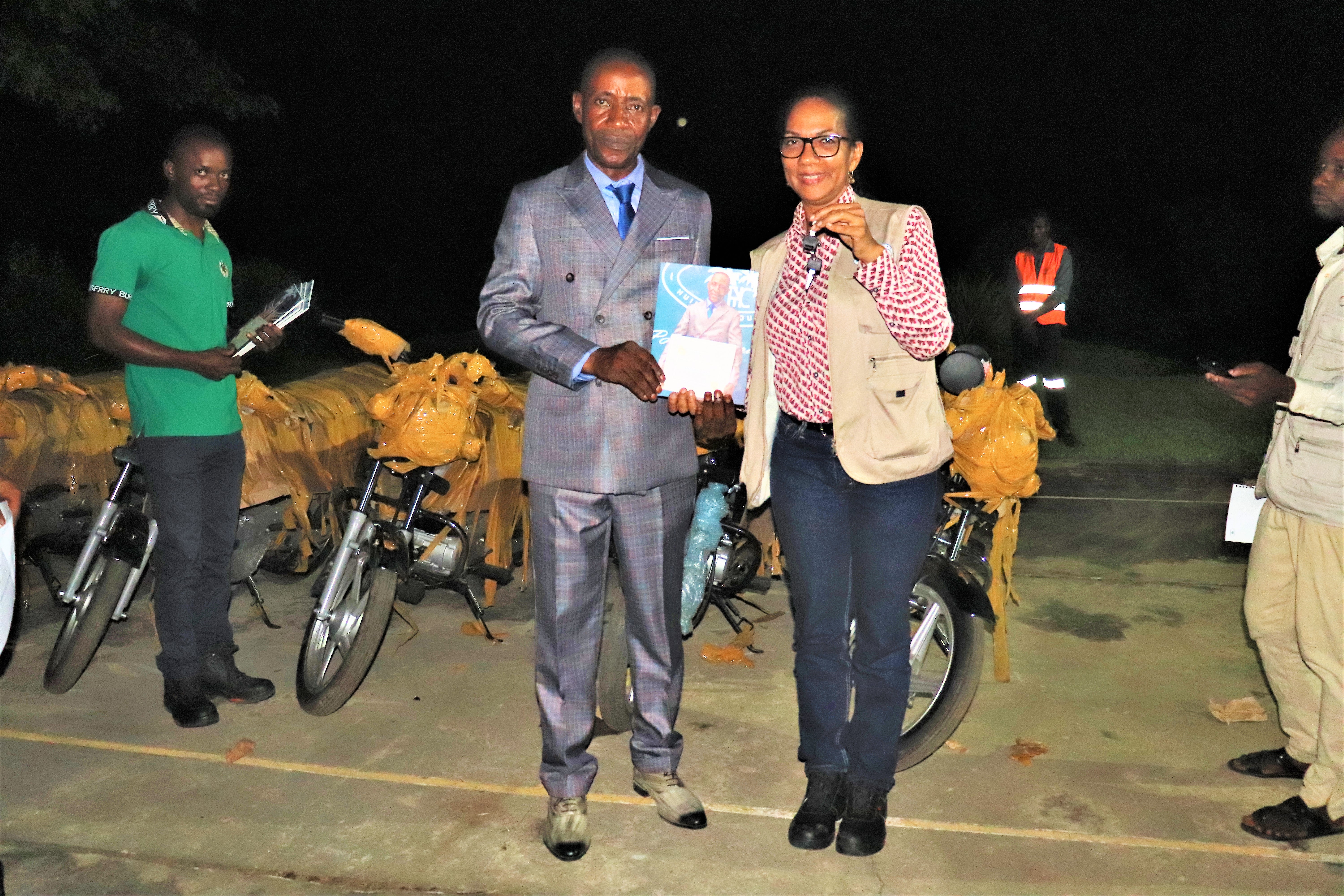 Remise des clés de la moto par Madame Monique Gieskes, Directeur général des PHC, à Monsieur Likambe Lisau, nommé Meilleur agent d'entretien d'usine 2022 sur le site de Boteka