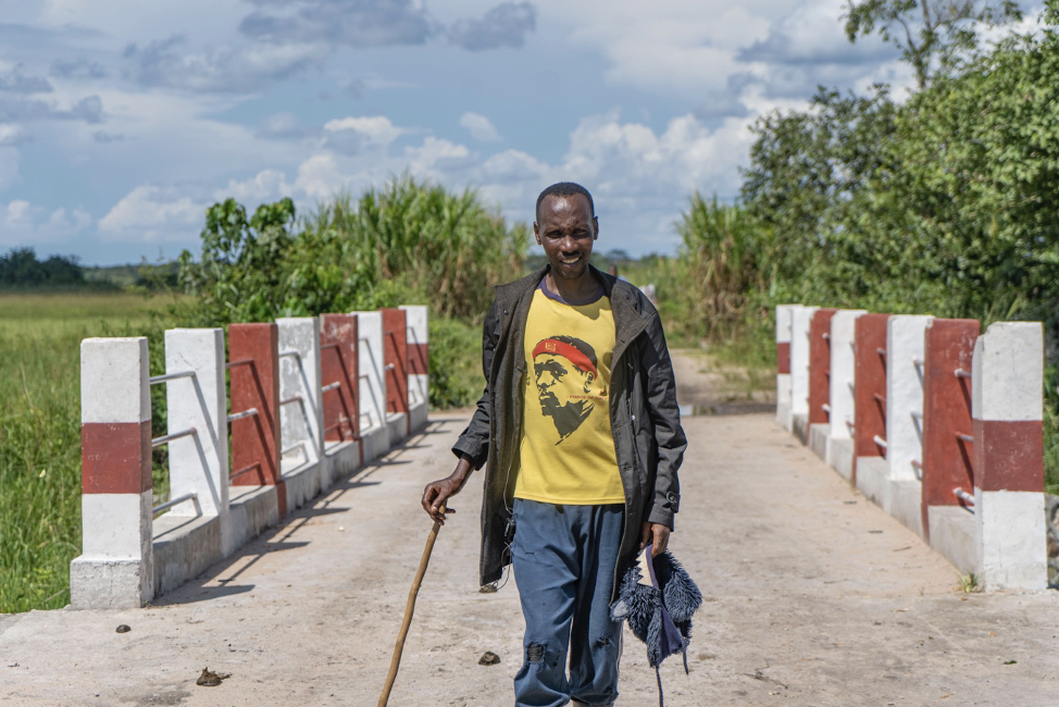 Eric Mutabazi devant le pont de Lwizi. Photo: PAM/Michael Castofas