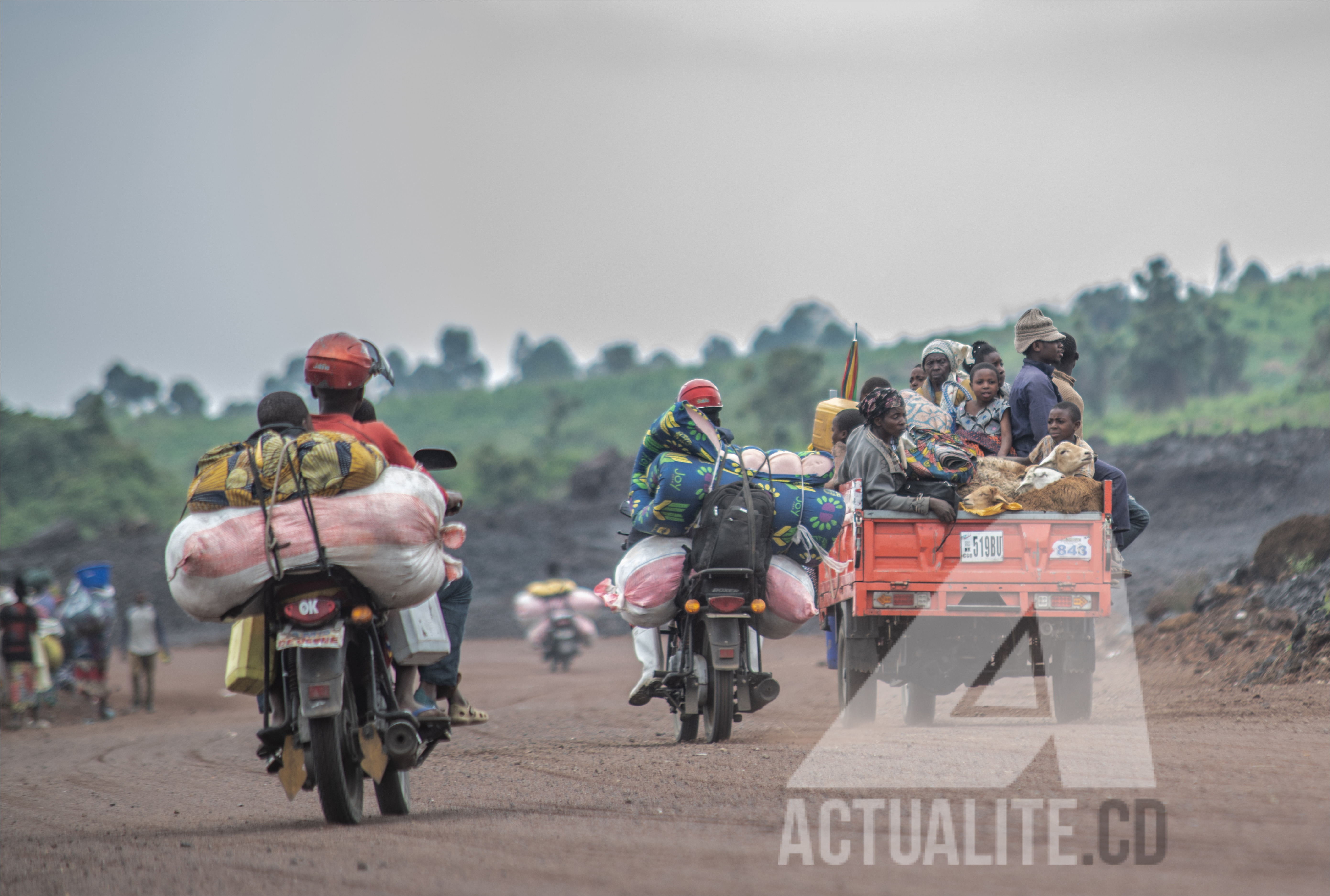 A Kanyaruchinya, à la périphérie de Goma, des familles y arrivaient durant la journée du 27 octobre, a pu constater une équipe d’organisations humanitaires en visite pour s’imprégner de la situation. Au moins 1 500 personnes seraient arrivées de Rutshuru depuis le 21 octobre, explique OCHA.