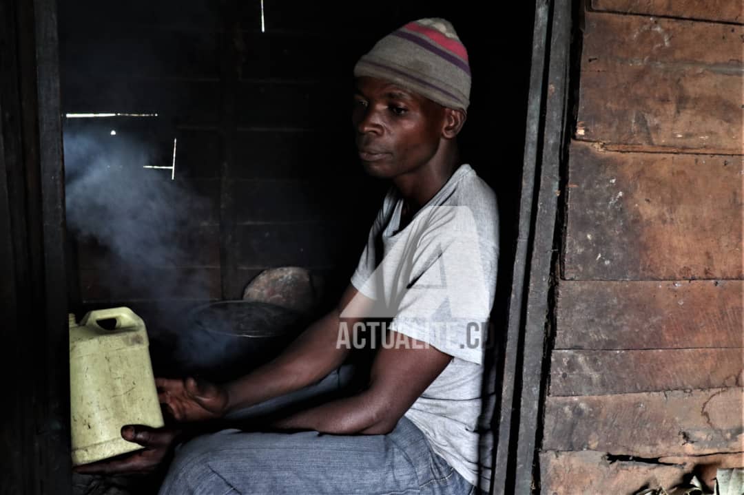 Un homme prépare à manger