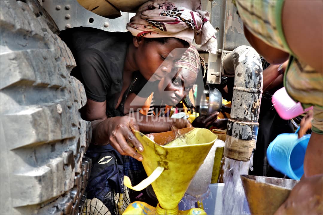 Des femmes puisent de l'eau