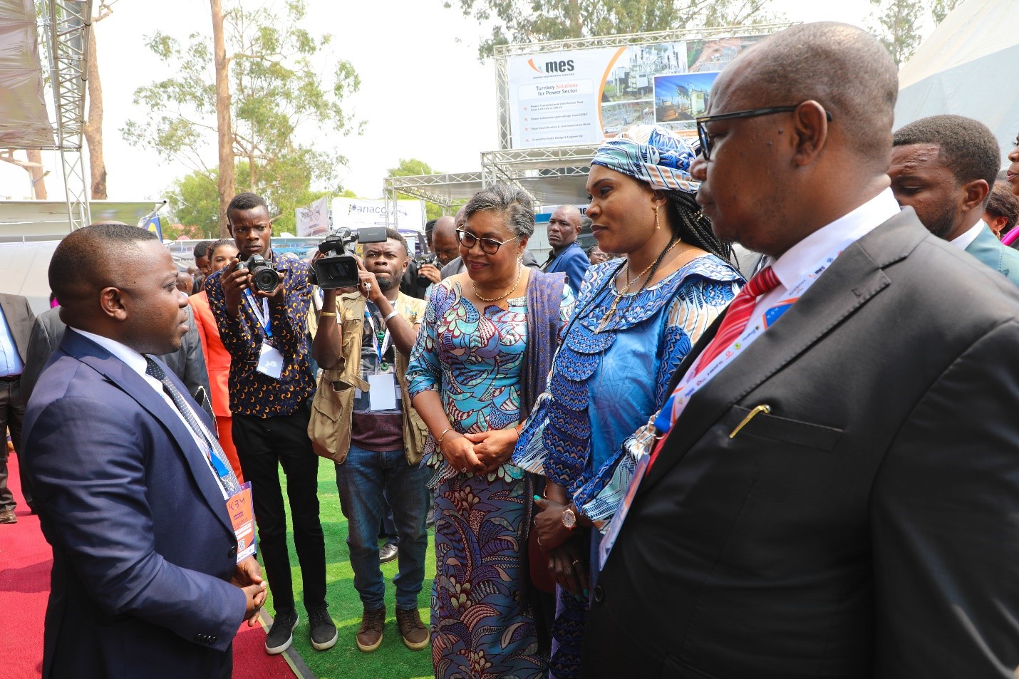 La ministre du Plan, Judith Suminwa, et le gouverneur du Lualaba, Fifi Masuka, suivent la présentation de TFM par le directeur des Relations extérieures, Hugo Sinza