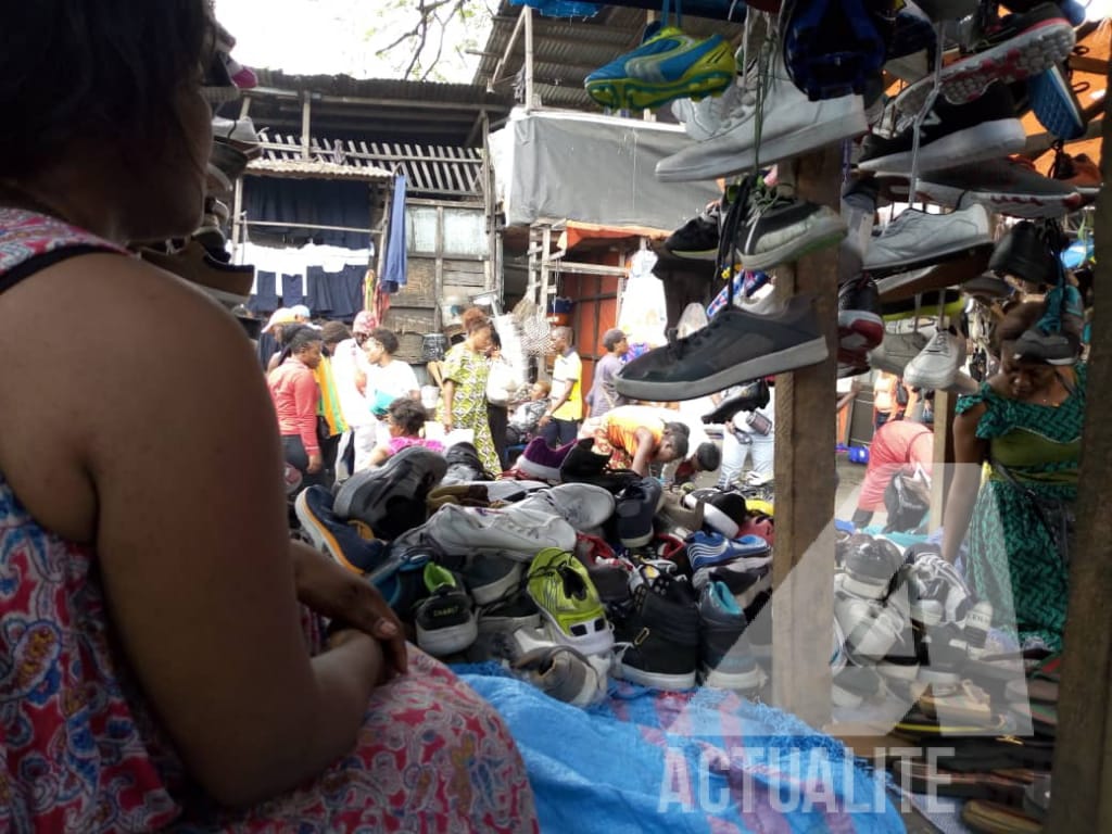 Vendeuse au marché central de Kinshasa