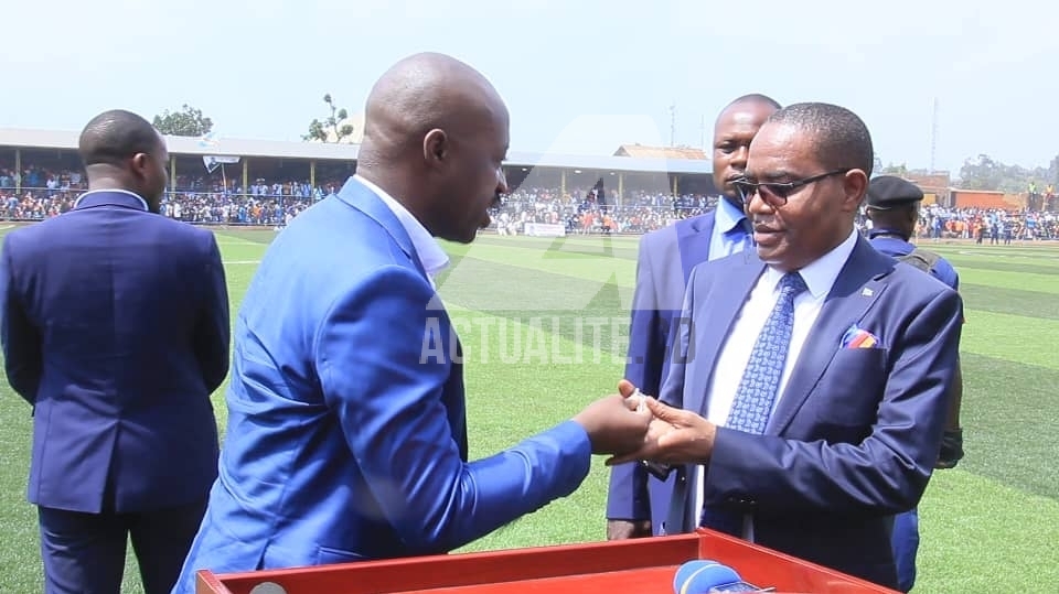 Le Gouverneur de la province du Sud-Kivu, Théo Ngwabidje Kasi et le député national, Prince Chokola Katintima lors de la réouvertiure du stade de la Concorde