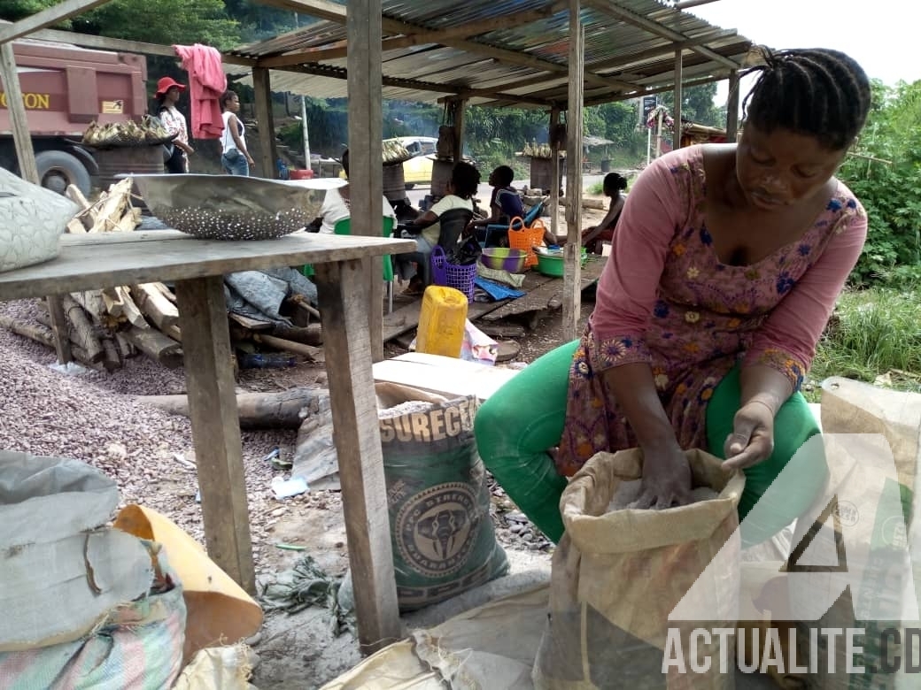 Femme qui casse des pierres pour nourrir sa famille