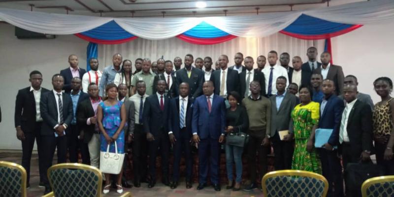 Photo de famille : les représentants des étudiants de Kinshasa autour du président de la Ceni. Photo ACTUALITE.CD / Christine Tshibuyi  