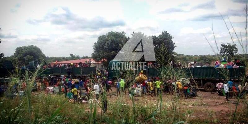  Des refoulés congolais à bord de 3 camions de la police Angolaise / Photo ACTUALITE.CD