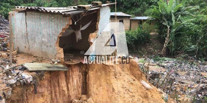 Une cabane rasée par l'érosion à Kinshasa