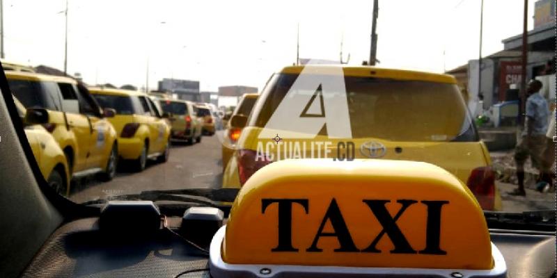 Des taxis en circulation sur l'avenue Victoire à Kinshsasa