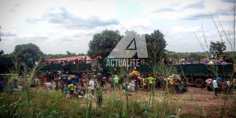 Des refoulés congolais  à bord de 3 camions de la police Angolaise / Photo ACTUALITE.CD 