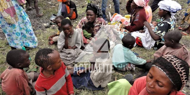 Femmes et enfants assis dans une cours à Kanyaruchinya après avoir fuient les combats entre Fardc et un groupe armé. PHOTO ACTUALITE.CD / Ley Uwera 