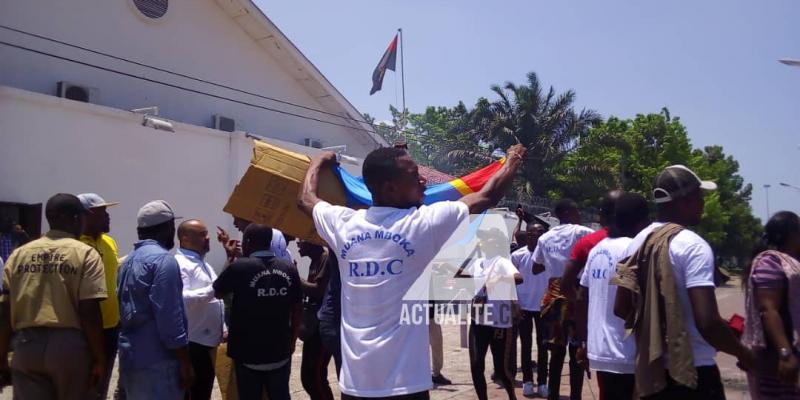 Des jeunes congolais manifestent devant l'ambassade d'Angola à Kinshasa 