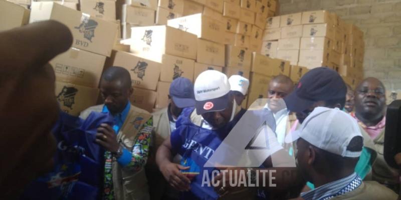 Lot des machines à voter reçu par la CENI à Matadi (Photo Fonseca Mansianga