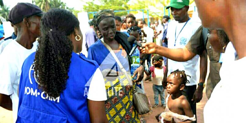 A Kamako, l'OIM distribue les repas d'urgence aux congolais refoulés d'Angola (Photo Sosthène Kambidi/ACTUALITE.CD)