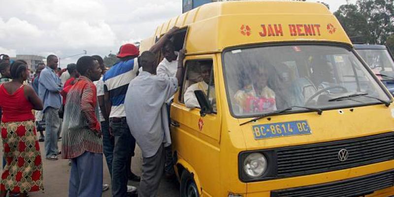 Un taxi qui embarque les clients dans un arrêt de Bus à Kinshasa