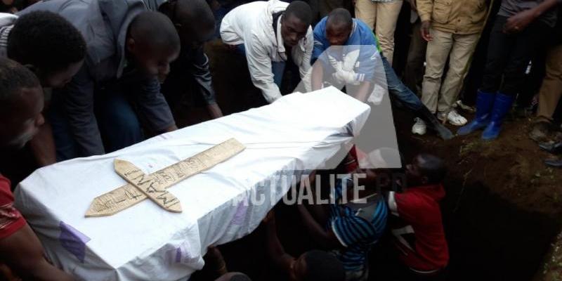 Inhumation d'une victime des tueries à Rubaya