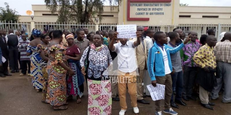 Manifestation des enseignants devant le gouvernorat du Sud-Kivu. Ils protestent contre l'insécurité.