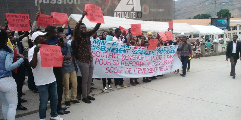 Manifestation devant le bâtiment administratif (Photo ACTUALITE.CD)