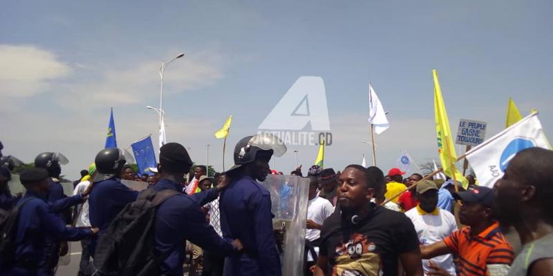 Les manifestants encadrés par la Police sur le Boulevard Triomphal