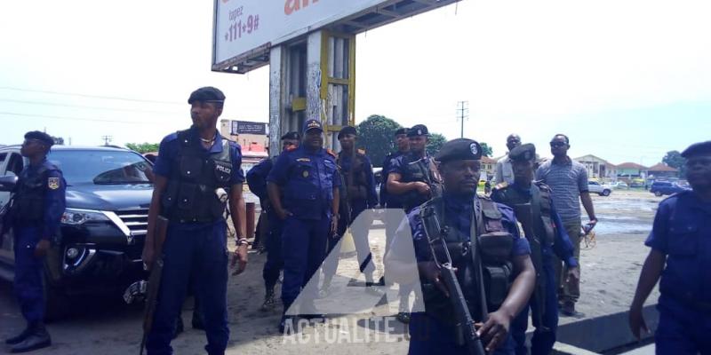 Les policiers encadrant la marche de l'opposition