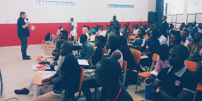 Les jeunes en pleine formation de Médiaspaul sur la construction de la paix