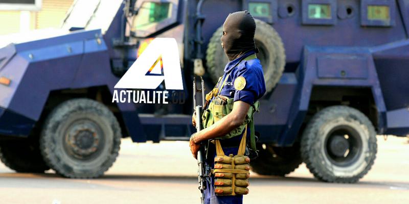 Un policier en opération de dissuation à Kinshasa / Ph. Pascal Mulegwa / ACTUALITE.CD 