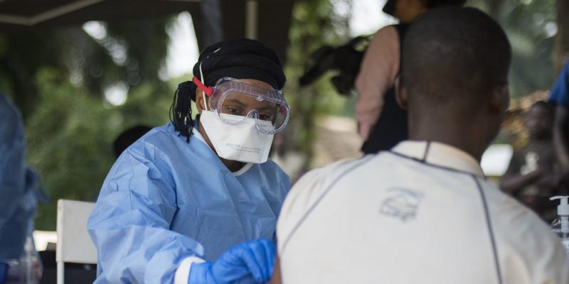 Un agent de santé vaccine contre Ebola en RDC / Ph. Droits tiers 