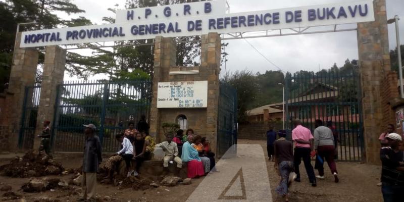 A la porte d'entrée de l'hôpital général provincial de référence de Bukavu/Ph. Justin Mwamba