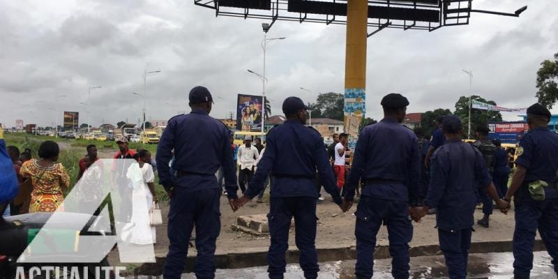 La police empêche la manifestation des agents de TRANSCO aux abords du palais du peuple.