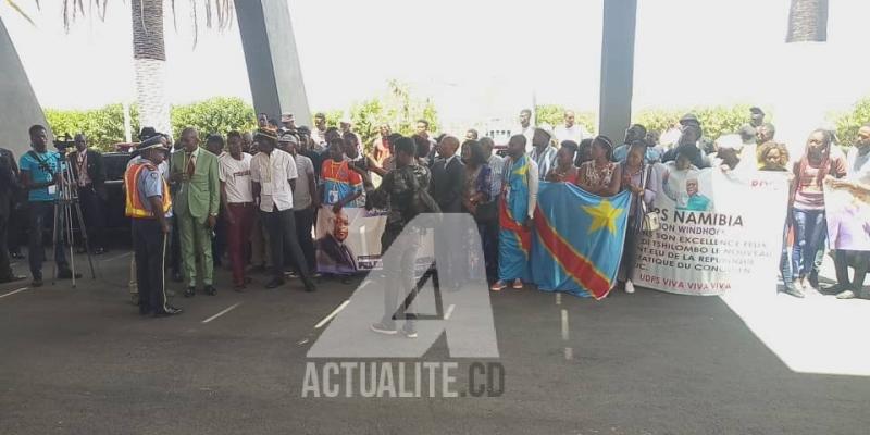 Les congolais mobilisés à l'aéroport de Hosea (Windhoek) pour accueillir le président Félix Tshisekedi/Ph Stanis Bujakera Tshiamala