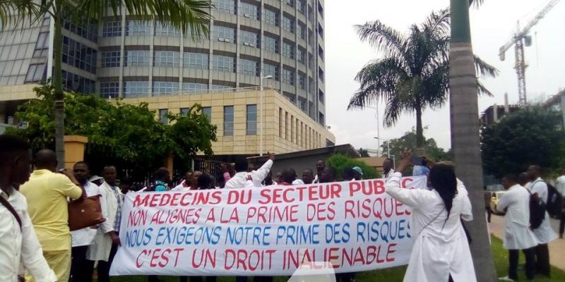 Les médecins non-alignés manifestant devant l'hotel du gouvernement/Ph. Auguy Mudiayi