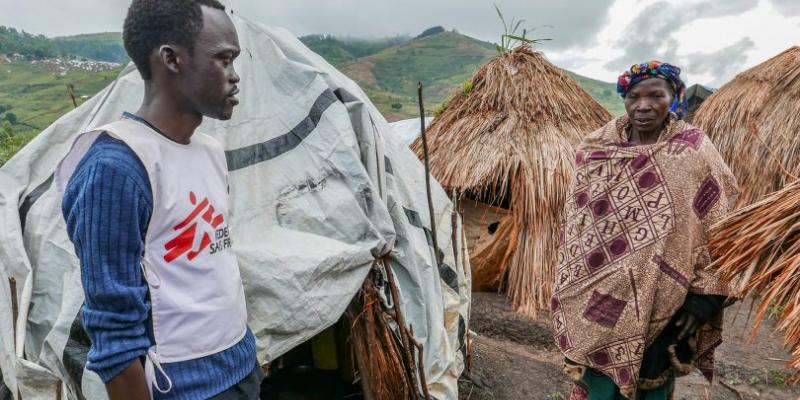 Le promoteur de la santé de MSF en dialogue avec une déplacée interne