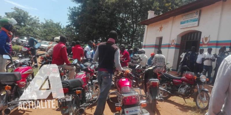 Les taxis-motos protestent à la mairie de Beni après le meurtre d'un des leurs sur la route de Mbau.