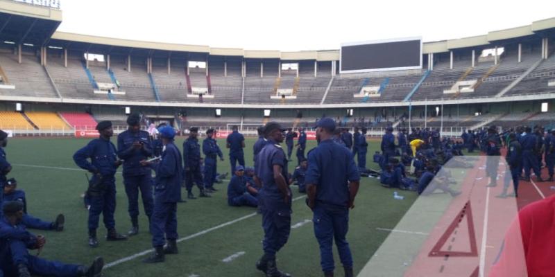 Des policiers lors de DCMP-V.Club au stade des martyrs/Ph. Fons