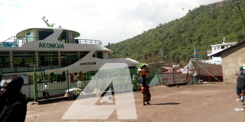  Un bateau au quai du port public de Goma 