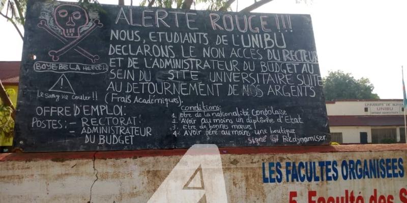 Tableau reprenant les revendications des étudiants de l'Université de Bunia qui exigent le départ du comité de gestion/Ph Franck Asante ACTUALITE.CD 