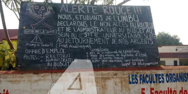 Tableau reprenant les revendications des étudiants de l'Université de Bunia qui exigent le départ du comité de gestion/Ph Franck Asante ACTUALITE.CD 