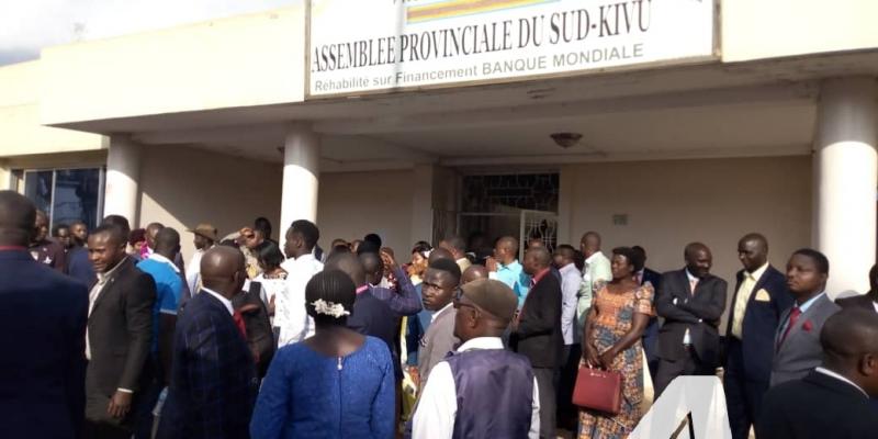 Les fonctionnaires portestent devant l'Assemblée provinciale du Sud-Kivu