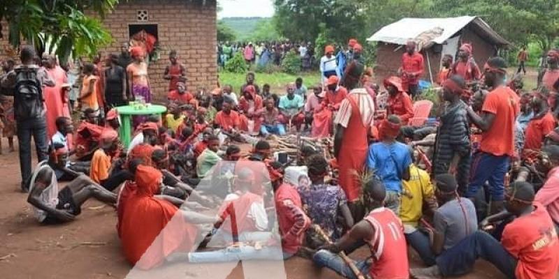 Un rassemblement des miliciens Kamuina Nsapu à Kananga.