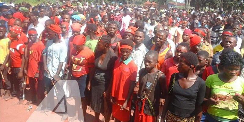 Les miliciens Kamuina Nsapu rassemblés à l'esplanade de la paroisse catholique Saint Gabriel à Kamako pour déposer les armes/Ph ACTUALITE.CD par Félix Ngalamulume