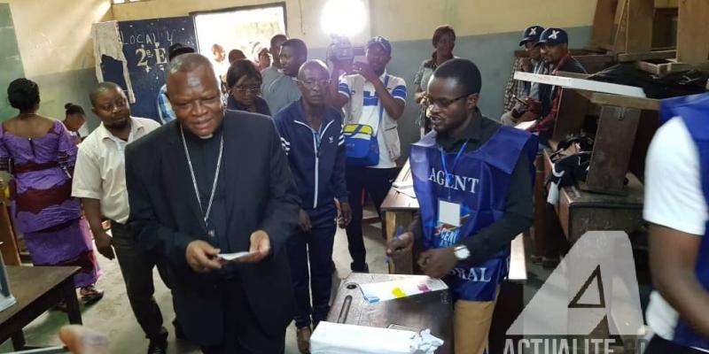 Mgr Ambongo dans un bureau de vote à Kinshasa / Ph . Christine Tshibuyi 