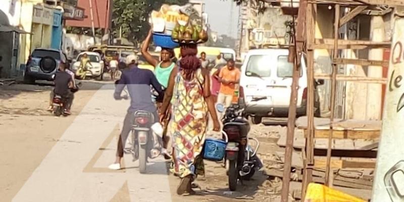 Une femme vendeuse d'avocats sur avenue Kabinda dans la commune de Kinshasa. 