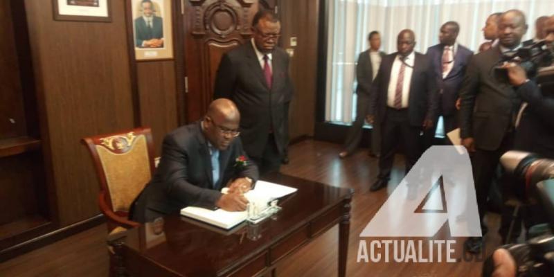 Le président Félix Tshisekedi signant dans le livre d'or au palais présidentiel de la Namibie à Windhoek/Ph Stanis Bujakera Tshiamala ACTUALITE.CD