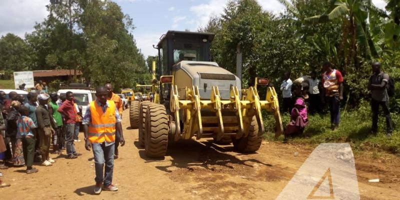 Une niveleuse de l'office des routes sur la route Bukavu-Kamanyola au Sud-Kivu.