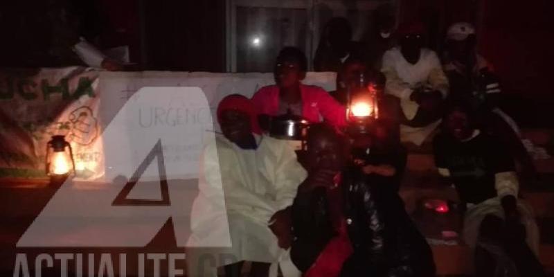 Les militants de la Lucha devant les bureaux d'Airtel