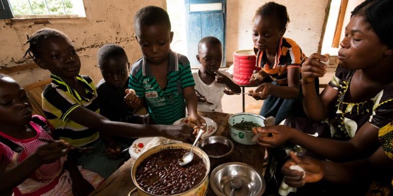 Des enfants partagent un repas après une distribution alimentaire du PAM à Dibaya, ph. PAM