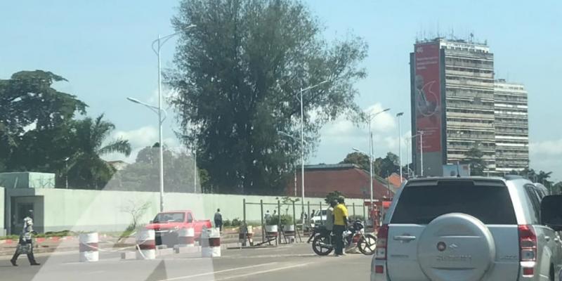 Travaux de construction de saute-mouton au croisement des boulevards de libération (ex-24 Novembre) et du 30 juin à  Kinshasa/Ph ACTUALITE.CD