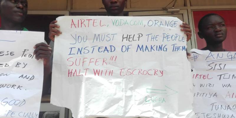 Des militants Lucha rassemblés devant Airtel / Beni / Ph. Yassin Kombi