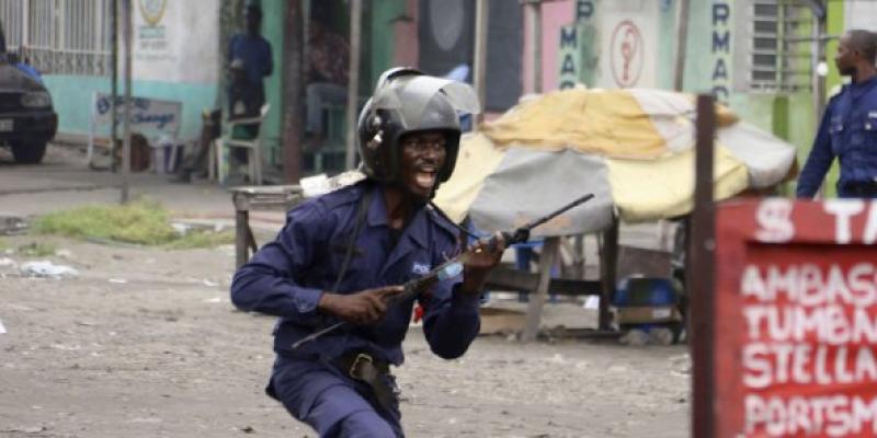 Un policier congolais en train de poursuivre des manifestants à Kinshasa /DR 