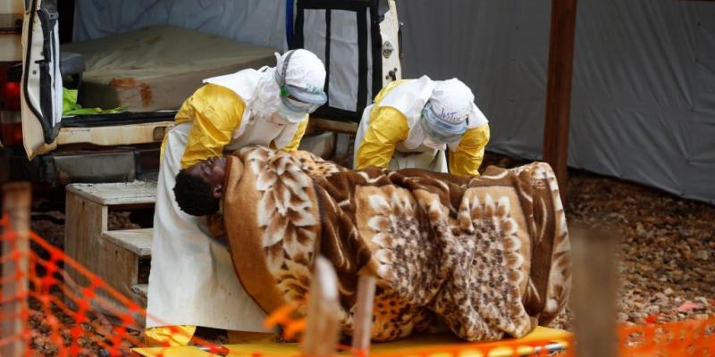 Des employés du centre Ebola de Butembo prennent en charge une femme atteinte d'Ebola, le 28 mars 2019